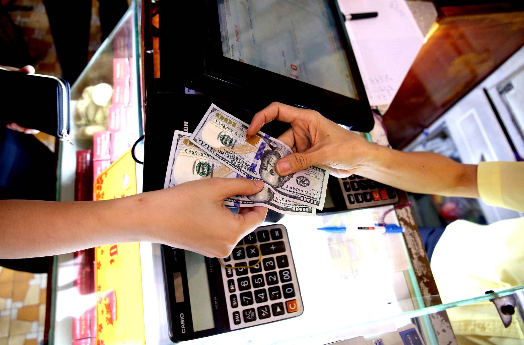 Siết mua, bán ngoại tệ trái phép - Ảnh 1