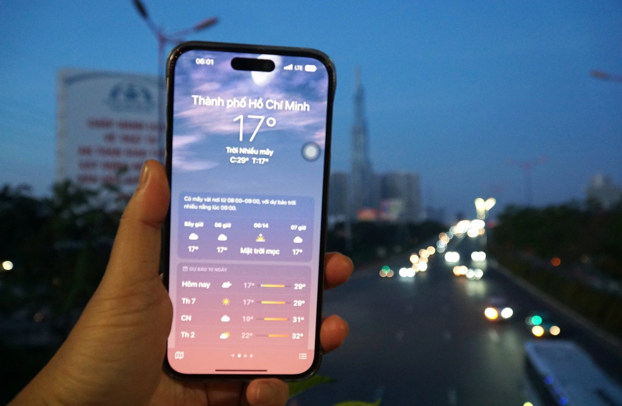 Người dân thích thú trong ngày TP.HCM lạnh như Đà Lạt - Ảnh 1