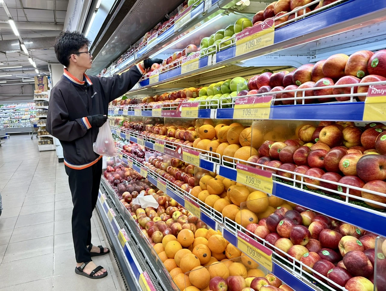 Trái cây ngoại ồ ạt về Việt Nam đón tết - Ảnh 1