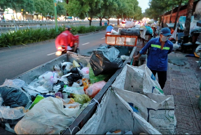 TP.HCM yêu cầu tiếp nhận, xử lý rác 24/24 trong cao điểm Tết Bính Ngọ - Ảnh 1