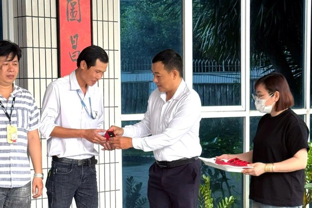 Nhận thưởng Tết Bính Ngọ 2026 bằng vàng, voucher phải nộp thuế ra sao? - Ảnh 1