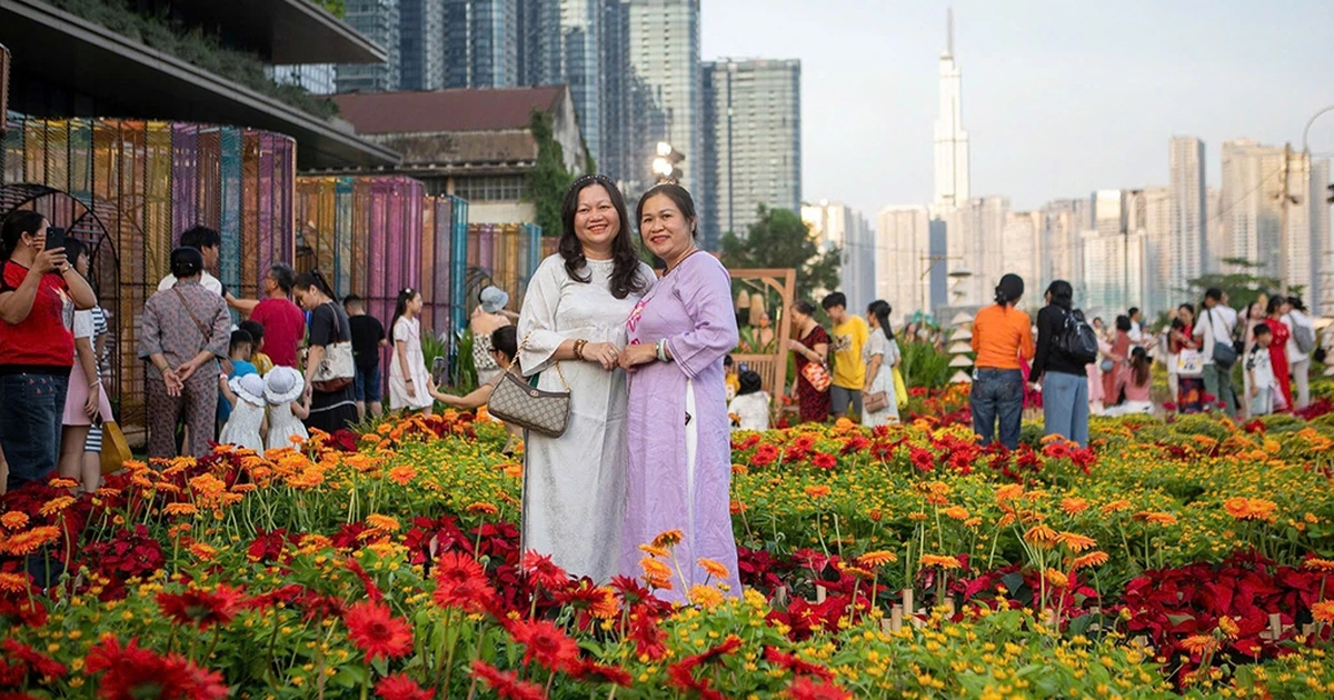 Phố phường TP.HCM rực rỡ sắc xuân