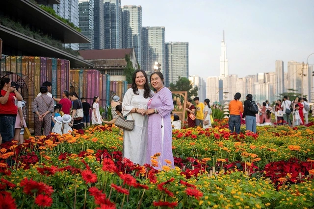 Phố phường TP.HCM rực rỡ sắc xuân - Ảnh 1