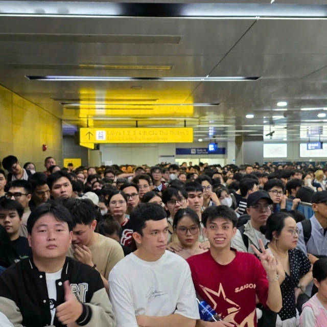 Metro số 1 phục vụ hàng vạn khách đón giao thừa - Ảnh 1