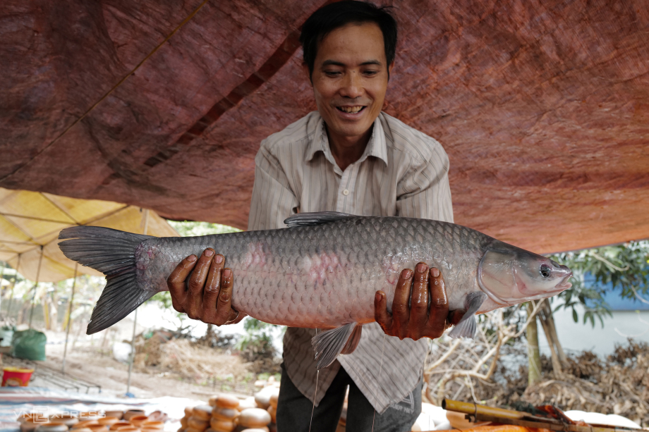 Cảnh tượng ngay lúc này tại một ngôi làng nằm ven sông Hồng: Nghi ngút khói cả ngày lẫn đêm - Ảnh 4