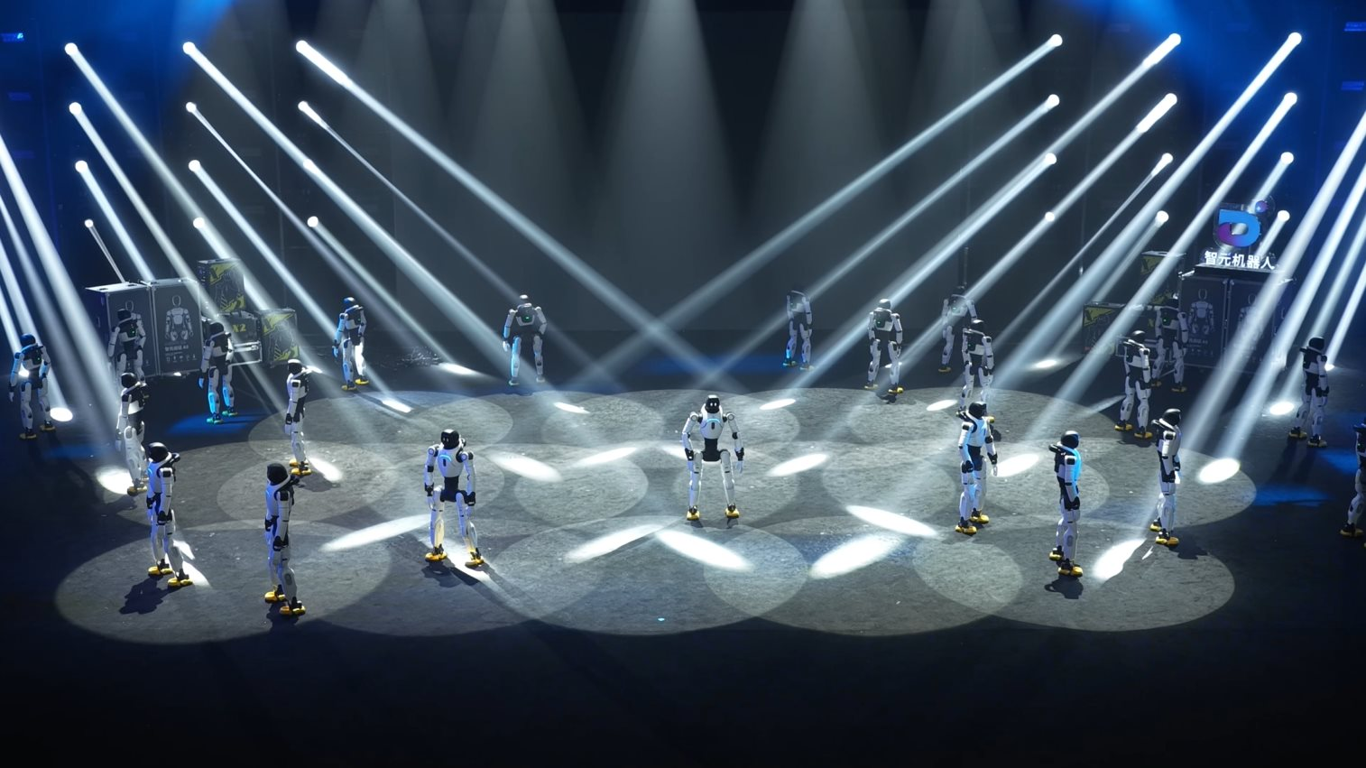 Lần đầu tiên xuất hiện một gala nghệ thuật quy mô lớn vận hành và dẫn dắt hoàn toàn bằng robot hình người - Ảnh 2