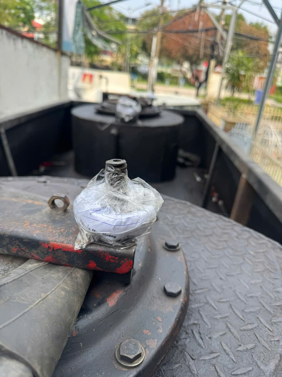 Lật tẩy 'công xưởng' sản xuất xăng RON A95 giả ở TPHCM - Ảnh 13