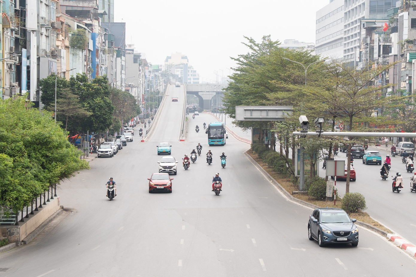 Hà Nội mùng 1 Tết: Khi 'điểm đen' ùn tắc hóa đường rộng thênh thang - Ảnh 4