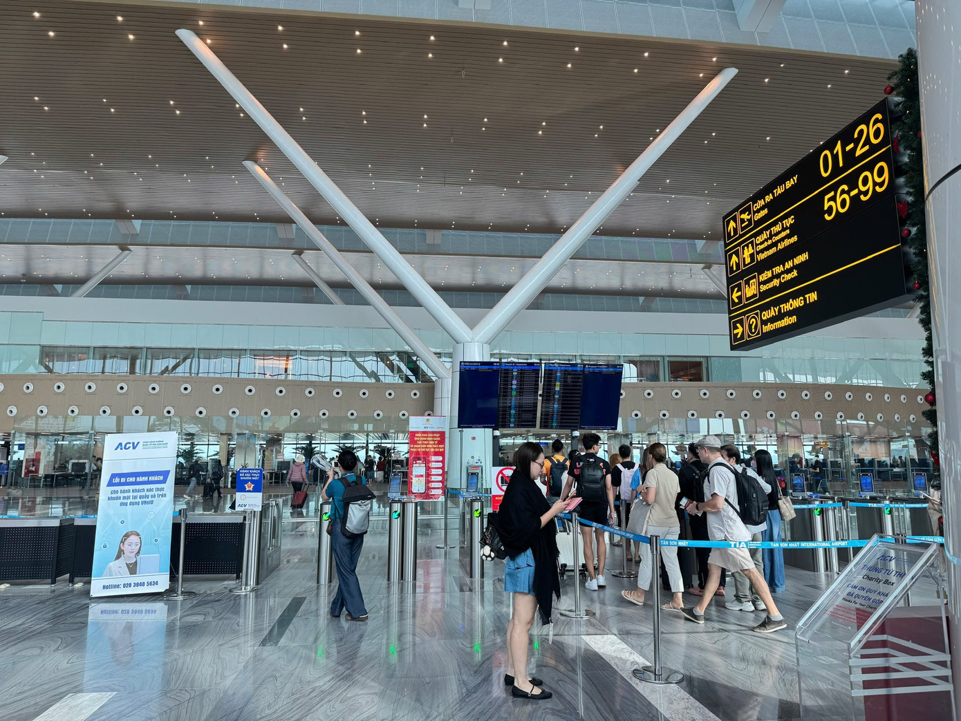 Dòng người nghỉ Tết bắt đầu đổ về sân bay Tân Sơn Nhất - Ảnh 5