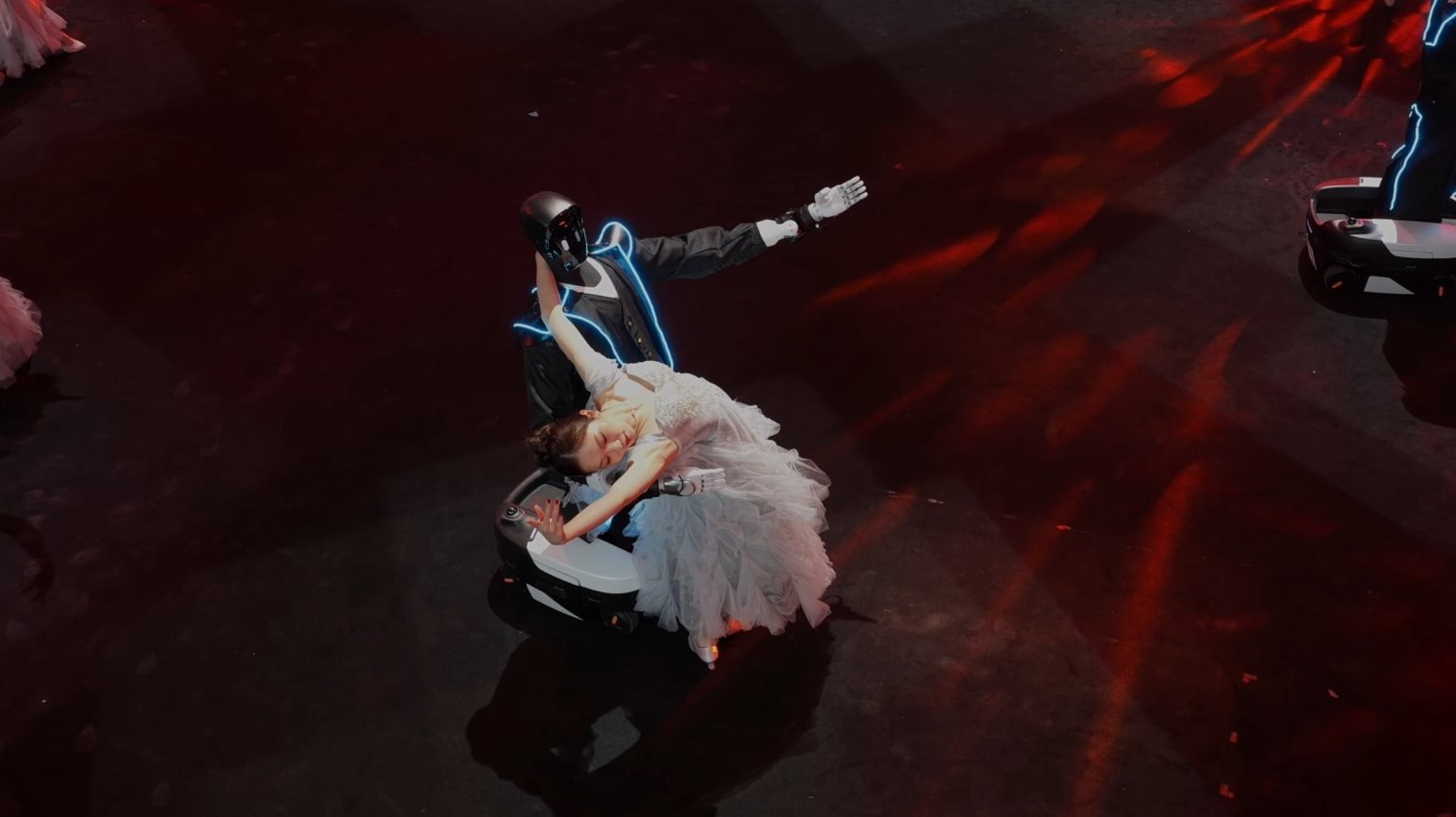 Lần đầu tiên xuất hiện một gala nghệ thuật quy mô lớn vận hành và dẫn dắt hoàn toàn bằng robot hình người - Ảnh 4