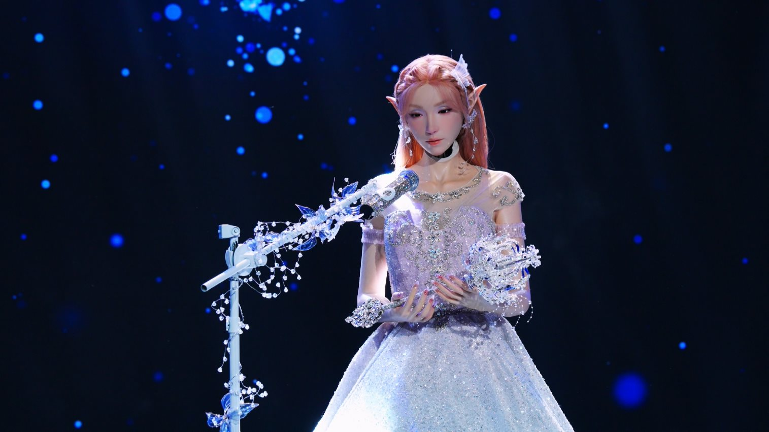 Lần đầu tiên xuất hiện một gala nghệ thuật quy mô lớn vận hành và dẫn dắt hoàn toàn bằng robot hình người - Ảnh 5