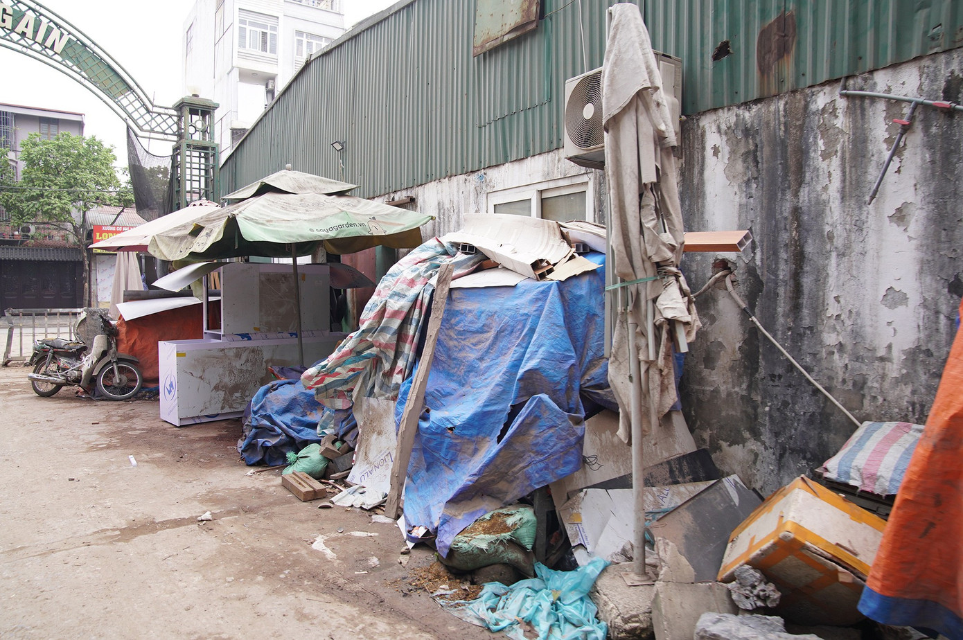 Khu sinh thái 15ha giữa Hà Nội bị bỏ hoang, hóa thành bãi rác, sân pickleball - Ảnh 3