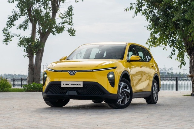 VinFast của ông Phạm Nhật Vượng bán hơn 16.000 xe tháng 1 - bằng tổng doanh số 3 hãng xe xăng đứng sau cộng lại - Ảnh 1