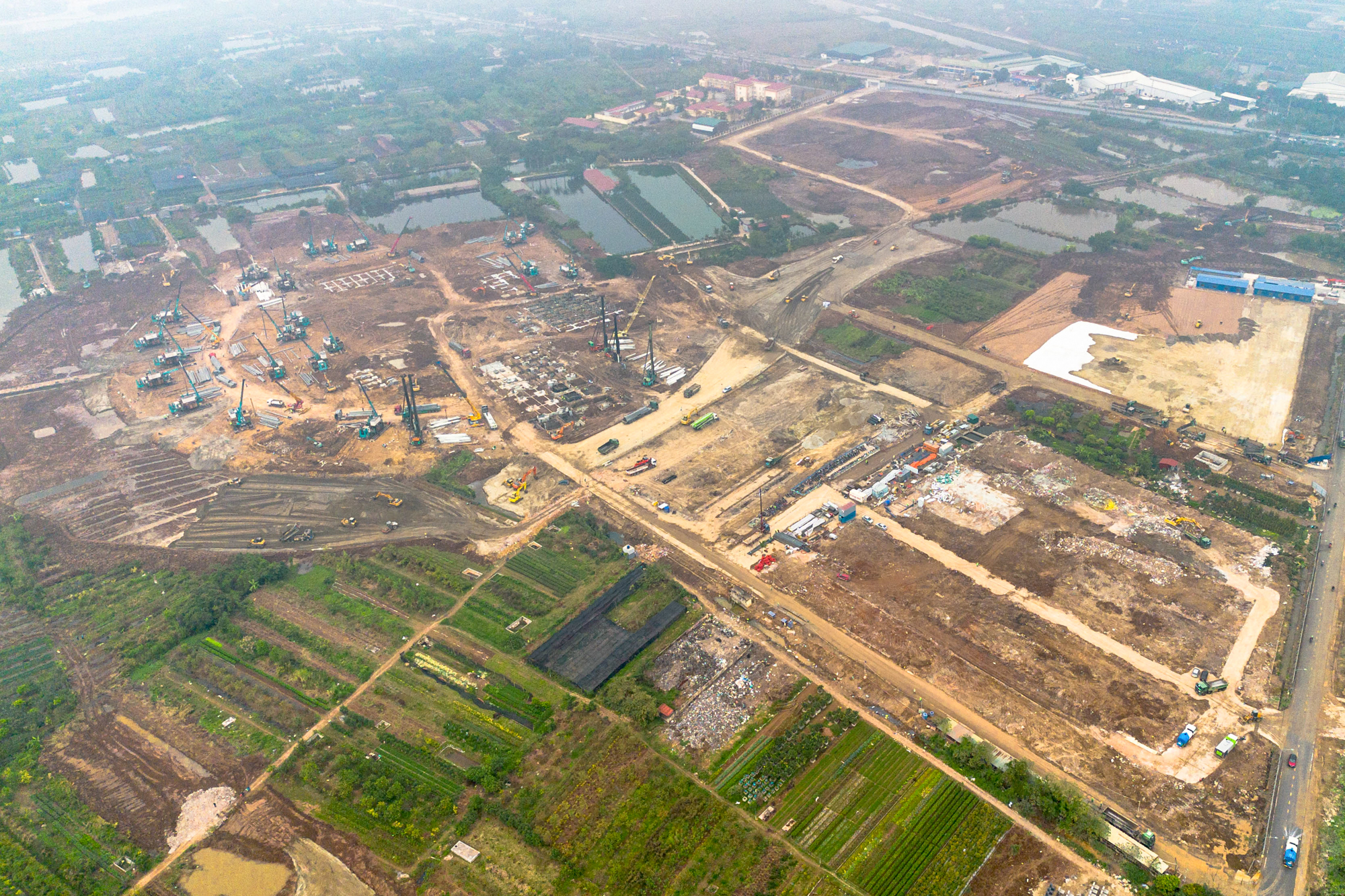 Toàn cảnh công trường sân vận động 60.000 chỗ lớn thứ 2 Việt Nam: Có mặt bằng "sạch" sau 2 tháng, máy móc phủ kín, sắp hoàn thành san lấp - Ảnh 1