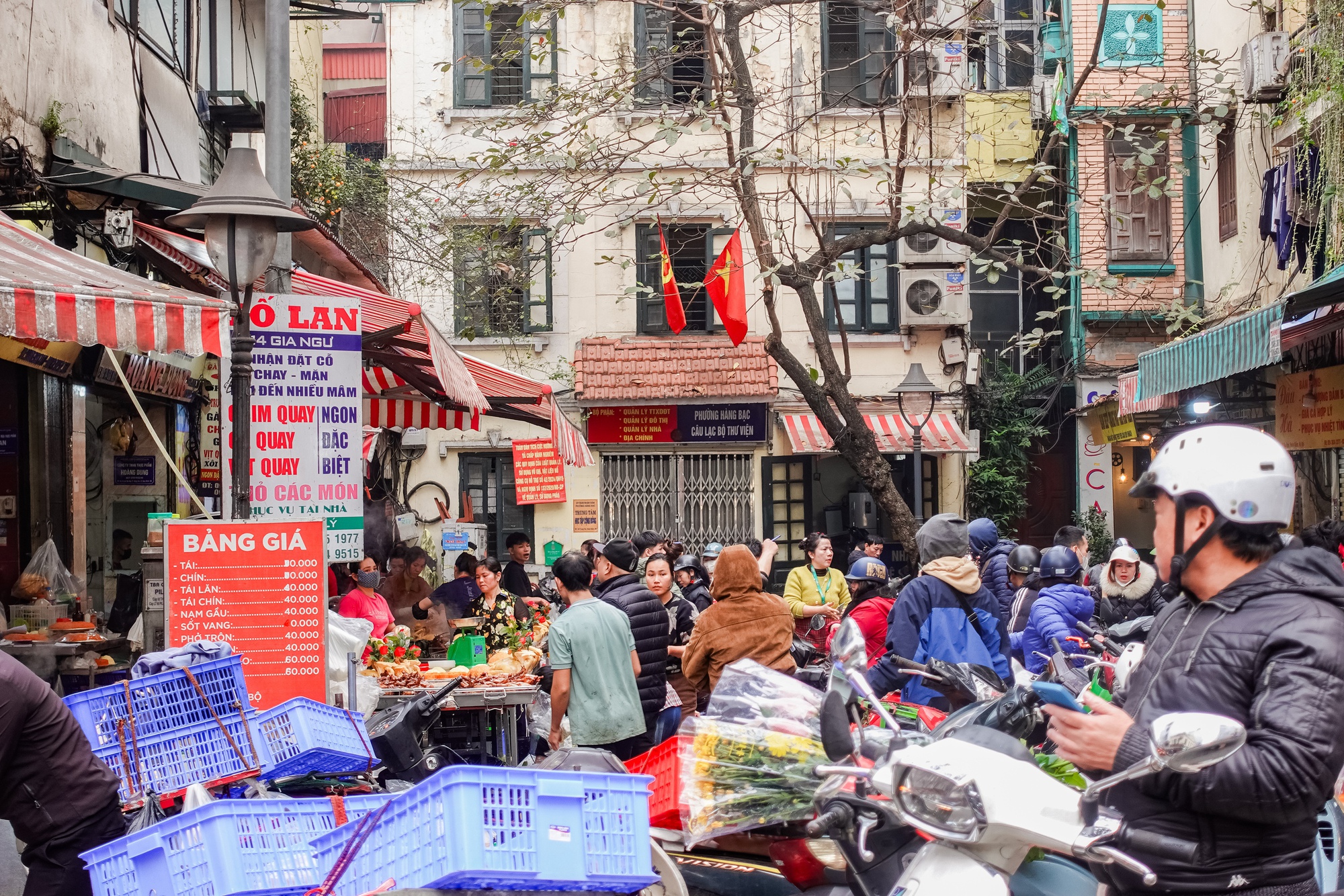 Gà luộc 1 triệu/con vẫn đổ xô mua - đây là khu chợ hot nhất Hà Nội hôm nay! - Ảnh 3