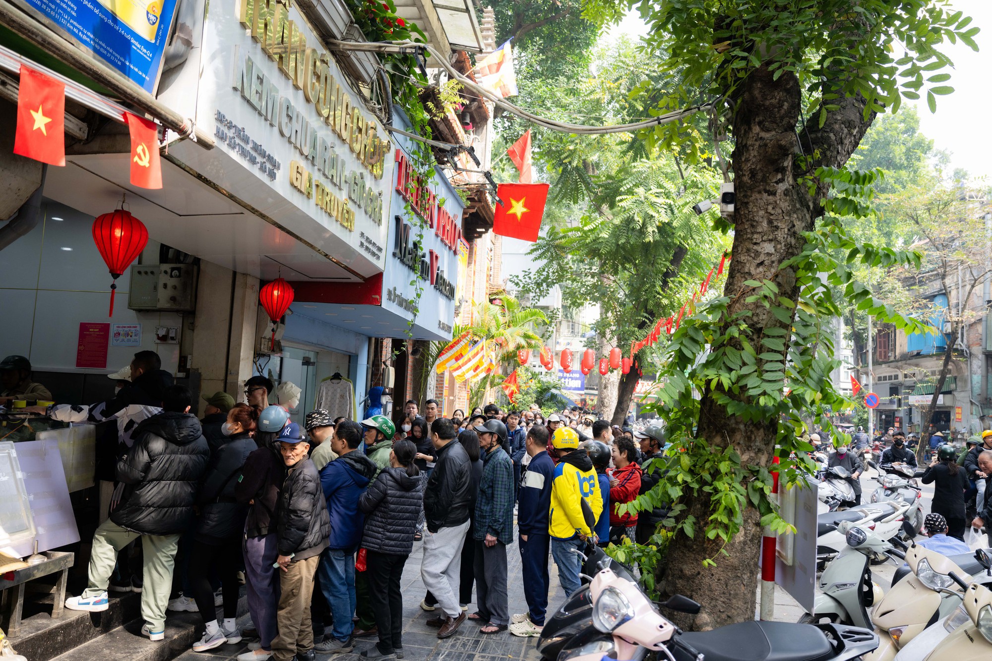 Xếp hàng cả trăm mét mua nem chua ở Hà Nội: Người phải chờ 50 khách, kẻ được "chen hàng" nhờ tấm thẻ đặc biệt - Ảnh 1