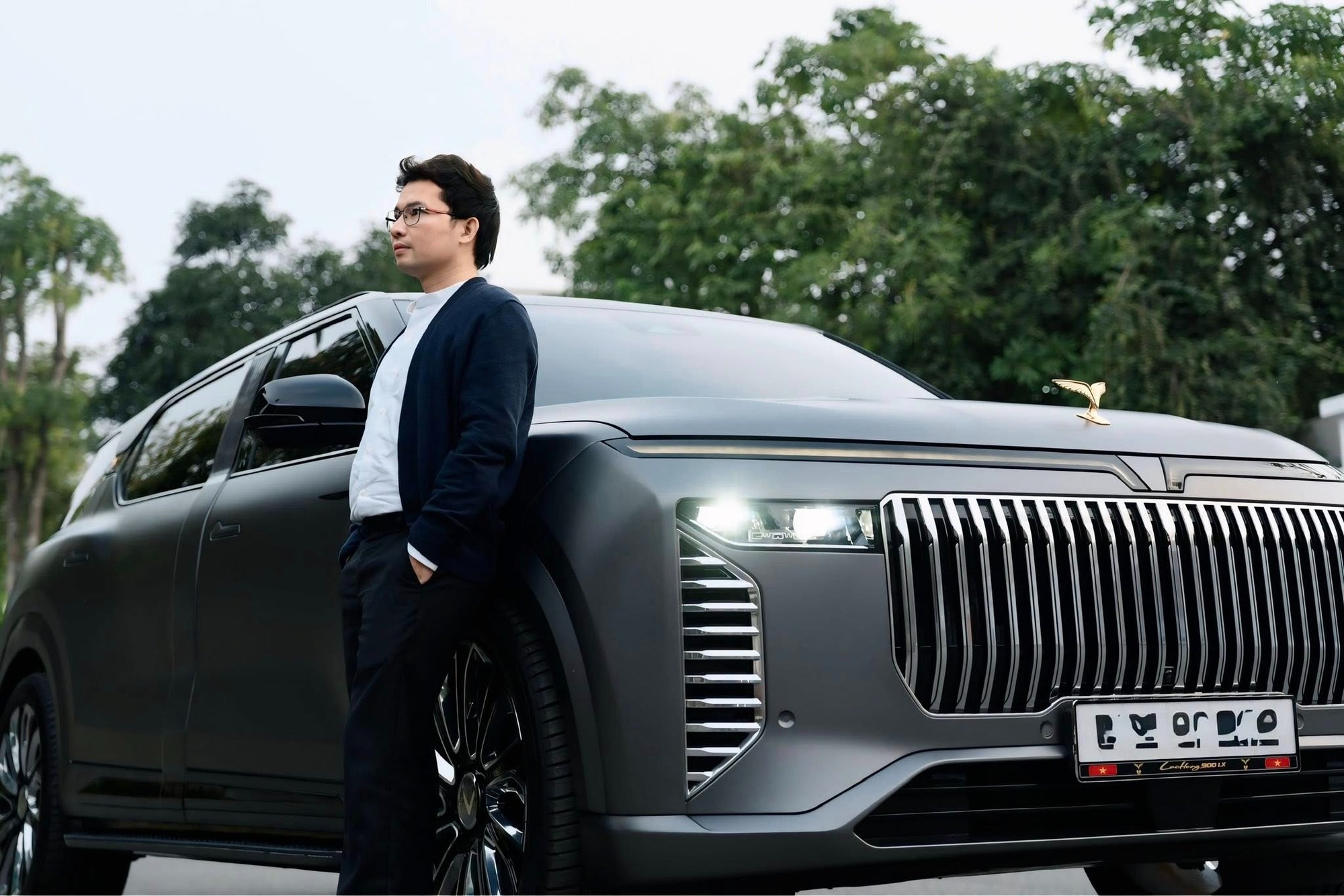 CEO GSM flex nhẹ Lạc Hồng 900 LX bản ghi xám cực lạ, 'vibe' chủ tịch ngập tràn: 'Tôi thay đổi để nhìn lực và trẻ trung hợp với độ tuổi 18+ của mình' - Ảnh 1