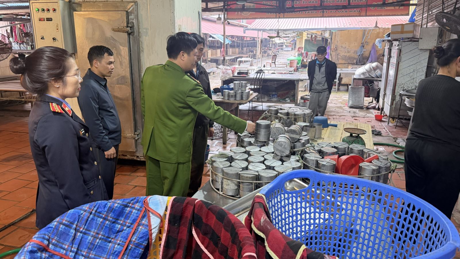 750 cây giò, 720 túi xúc xích chứa chất cấm: Khởi tố mẹ con chủ cơ sở tại chợ đầu mối Đông Tảo - Ảnh 1