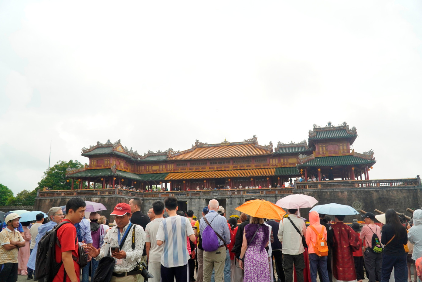 Du khách ùn ùn ‘xông đất’ Đại nội Huế - Ảnh 1