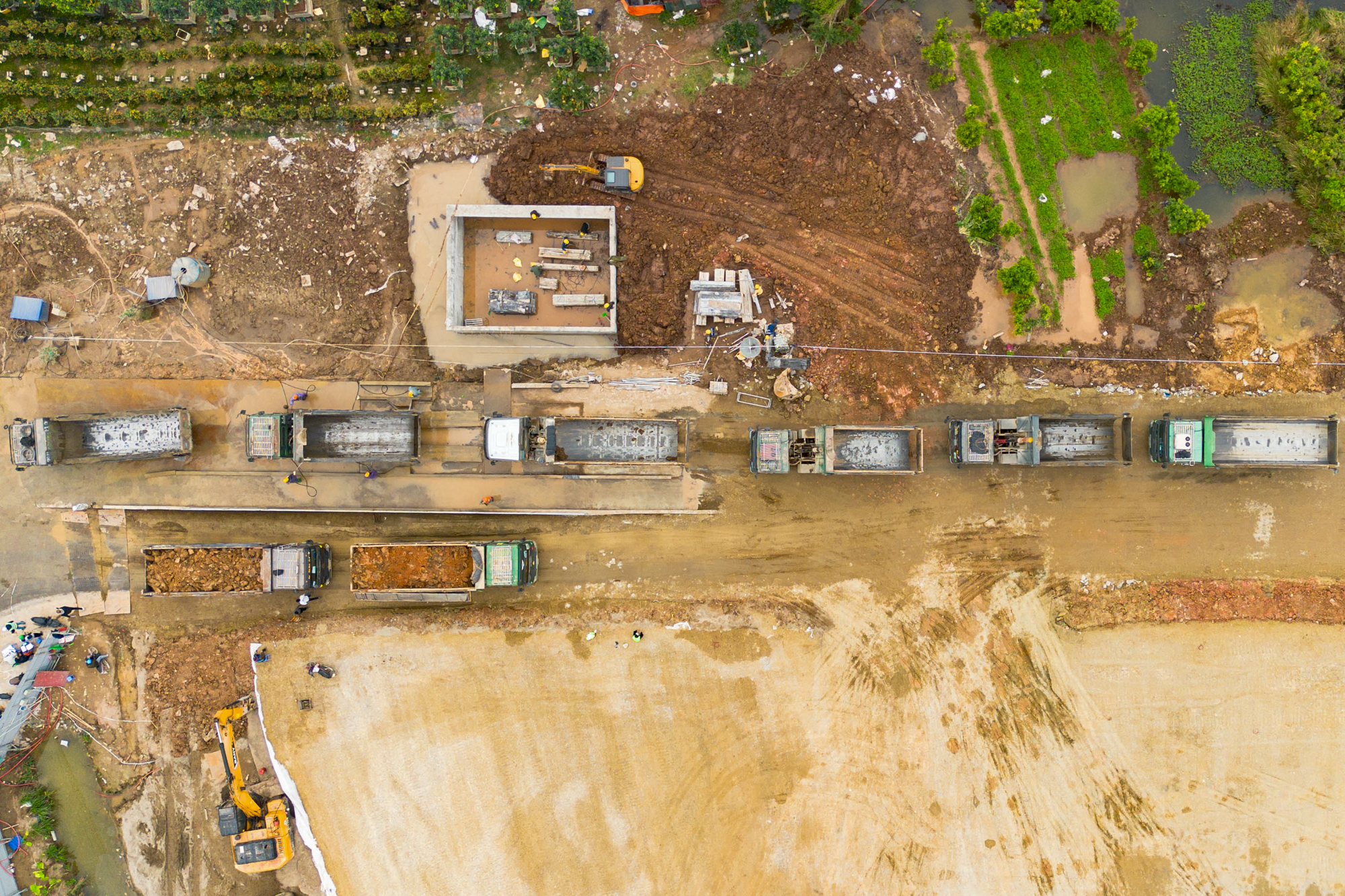 Toàn cảnh công trường sân vận động 60.000 chỗ lớn thứ 2 Việt Nam: Có mặt bằng "sạch" sau 2 tháng, máy móc phủ kín, sắp hoàn thành san lấp - Ảnh 9