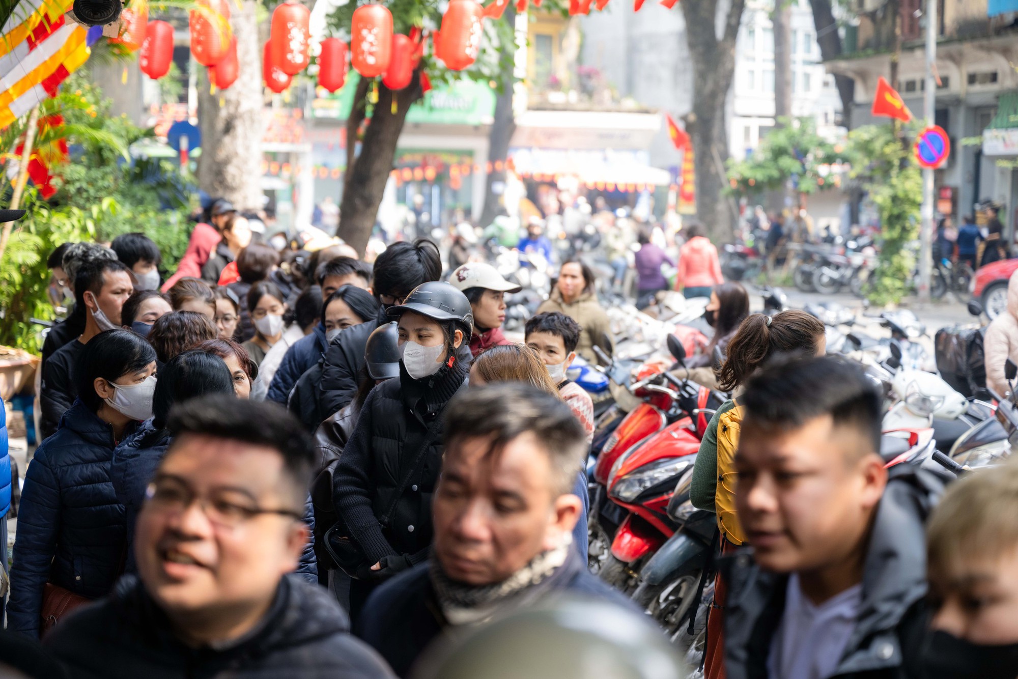 Xếp hàng cả trăm mét mua nem chua ở Hà Nội: Người phải chờ 50 khách, kẻ được "chen hàng" nhờ tấm thẻ đặc biệt - Ảnh 9