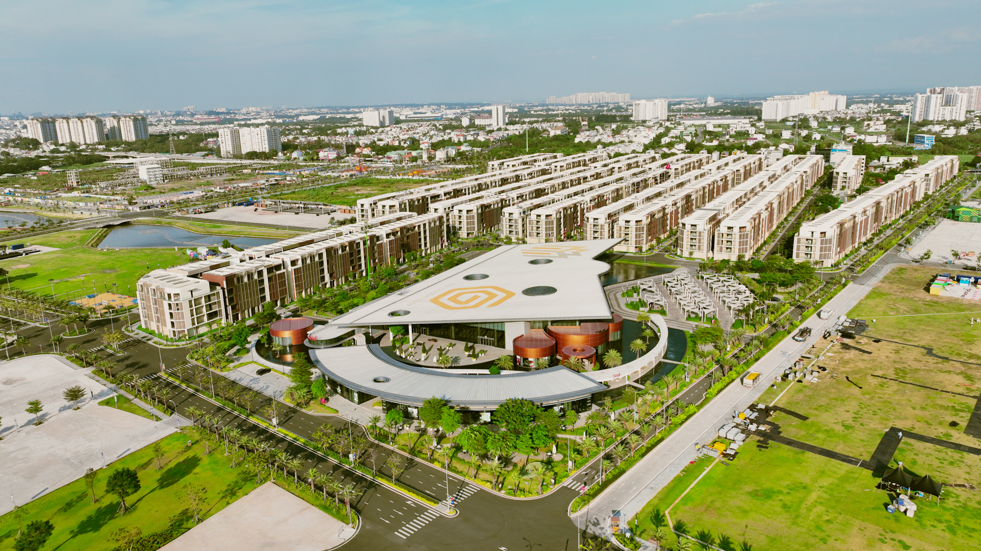 3 “ông lớn” chia thị phần bất động sản TP.HCM năm Bính Ngọ: Vinhomes làm siêu dự án ngoại ô, Masterise tiếp tục giữ trung tâm, Sun Group đánh thức vùng ven sông - Ảnh 11