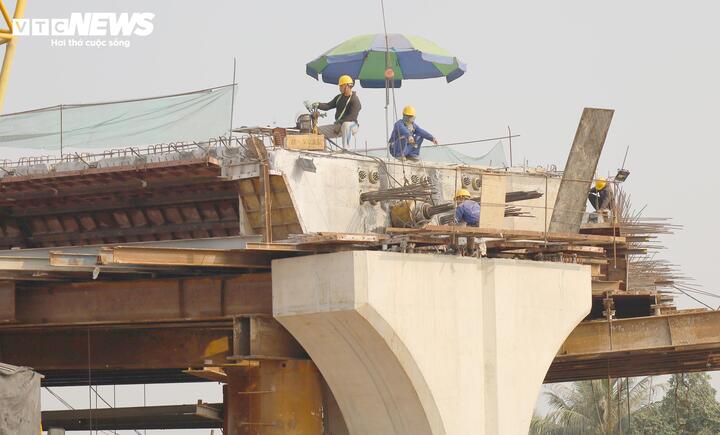 Hình hài cầu vượt sông Lạch Tray hơn 2.000 tỷ đồng sau 13 tháng thi công - Ảnh 9