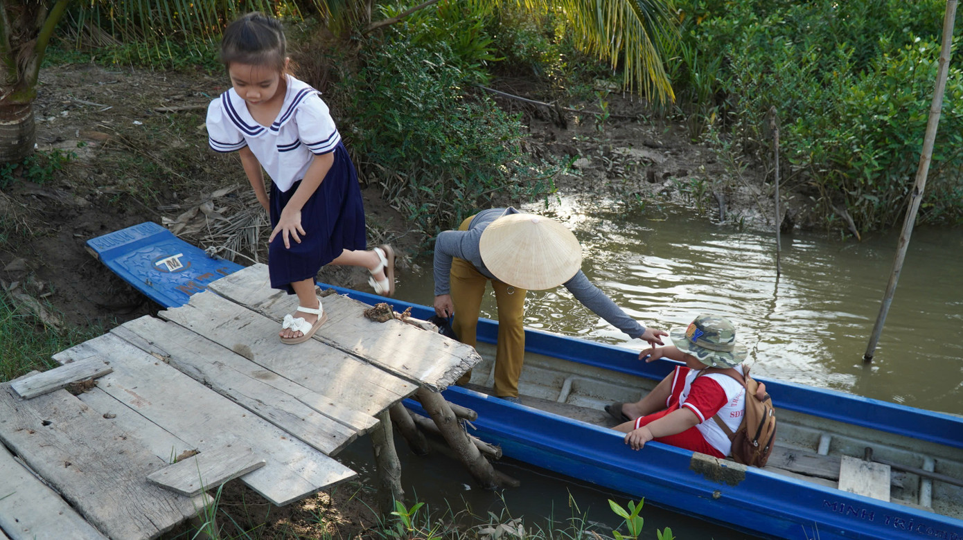 Hơn 20 hộ dân sống kẹt giữa nơi không điện, không đường đi - Ảnh 2