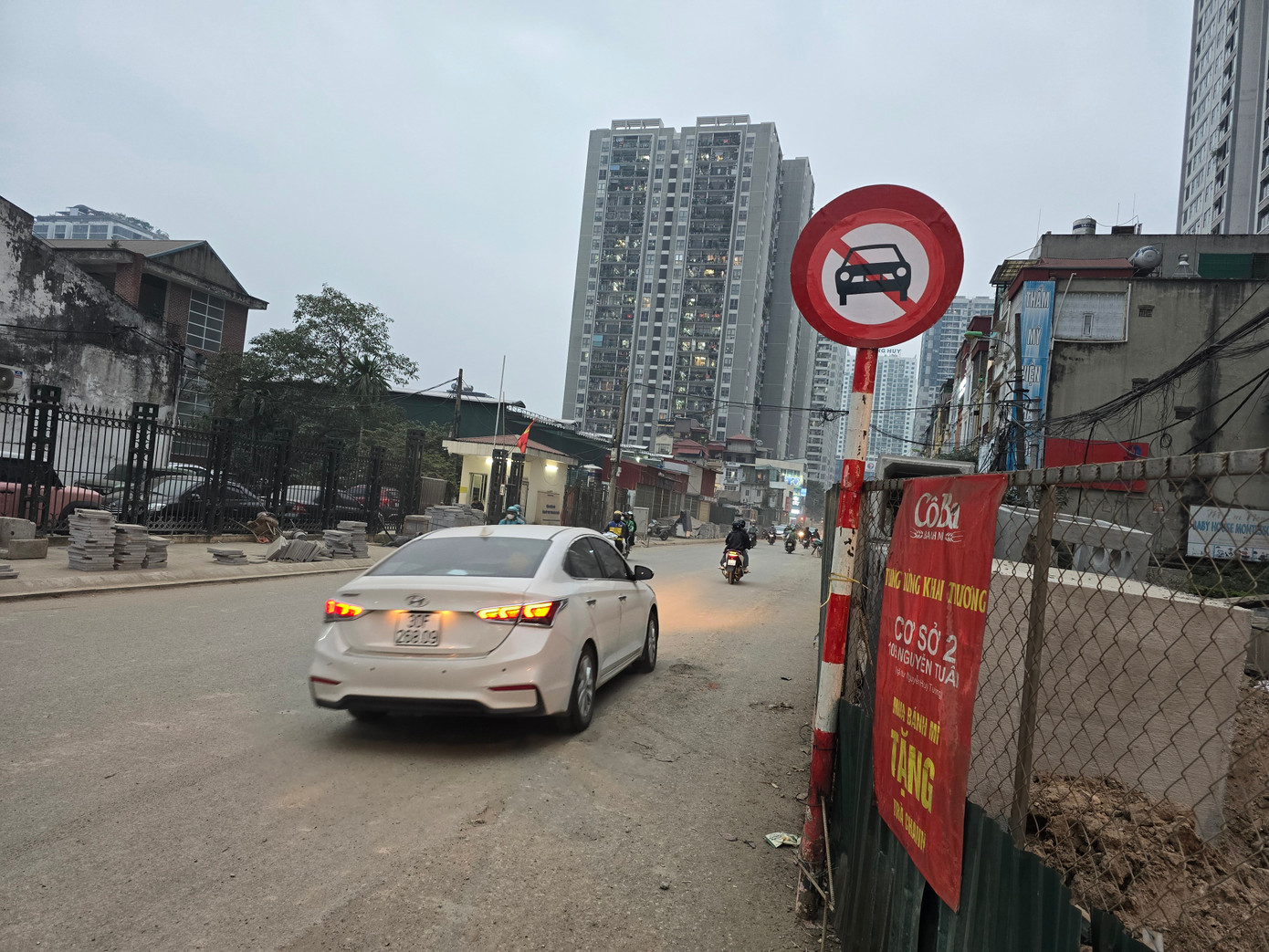 Hà Nội: Biển cấm ô tô xuất hiện giữa tuyến Nguyễn Tuân, tài xế lo 'dính' phạt nguội - Ảnh 4