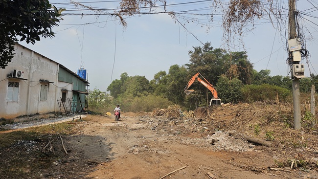 Ám ảnh với bụi đất đỏ khi đi qua đường Lò Lu ở phường Chánh Hiệp, TPHCM - Ảnh 5