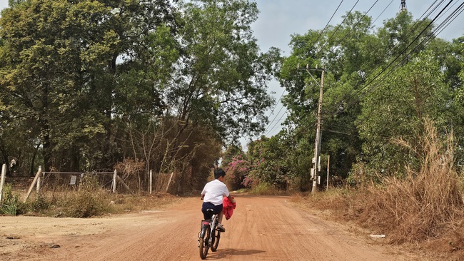 Ám ảnh với bụi đất đỏ khi đi qua đường Lò Lu ở phường Chánh Hiệp, TPHCM - Ảnh 2