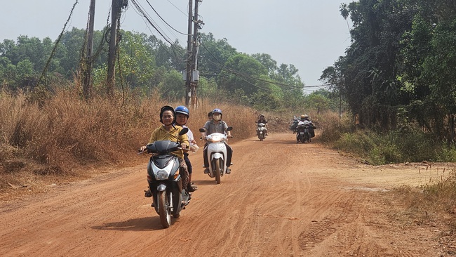 Ám ảnh với bụi đất đỏ khi đi qua đường Lò Lu ở phường Chánh Hiệp, TPHCM - Ảnh 1