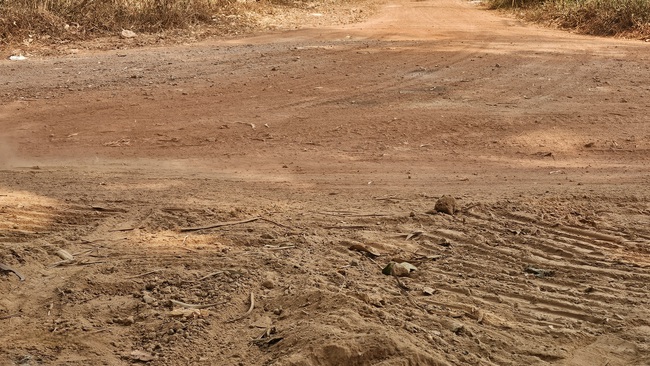 Ám ảnh với bụi đất đỏ khi đi qua đường Lò Lu ở phường Chánh Hiệp, TPHCM - Ảnh 4