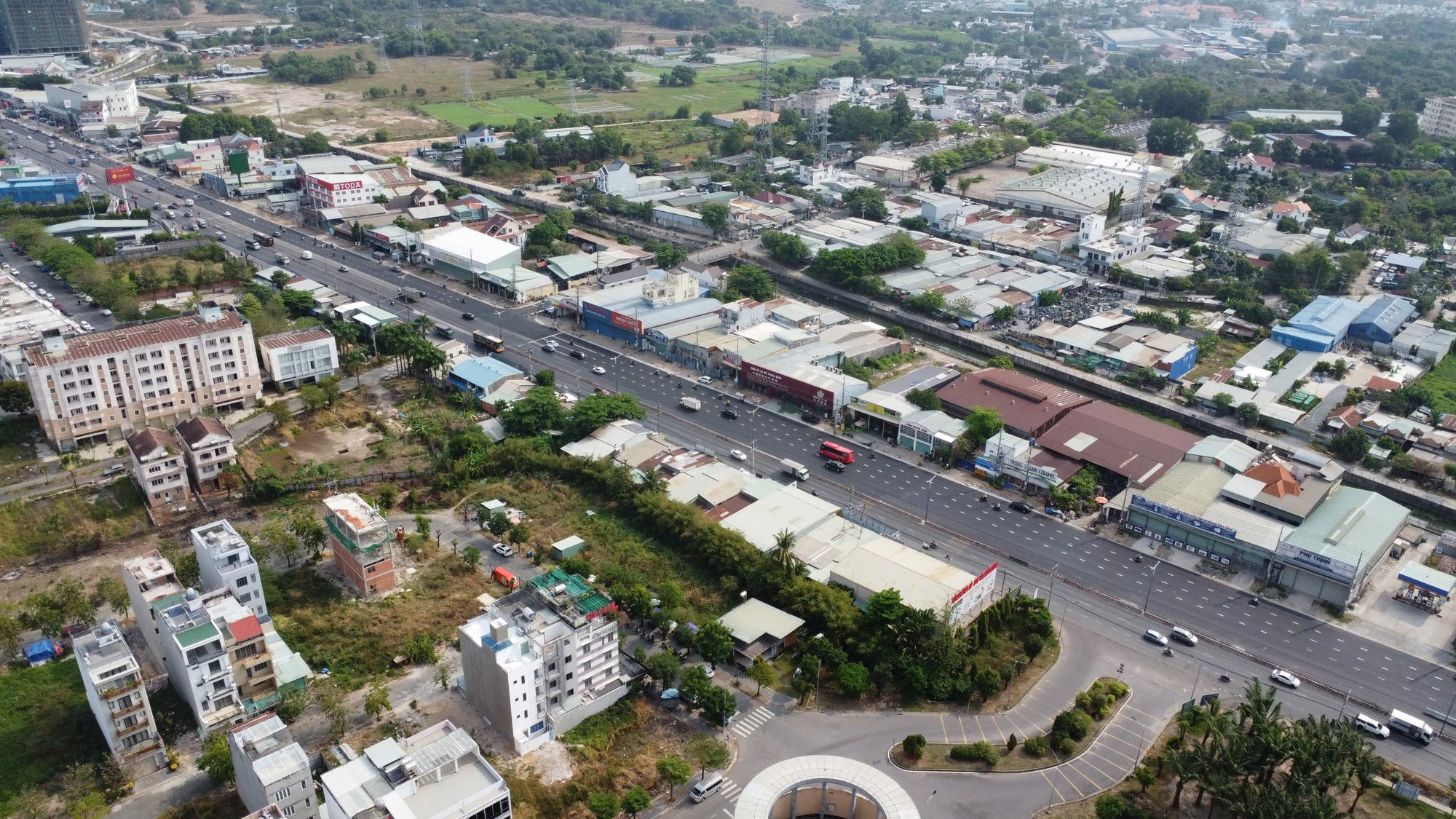 Hình hài Quốc lộ 13 đoạn qua khu vực Bình Dương sau nhiều năm thi công - Ảnh 5