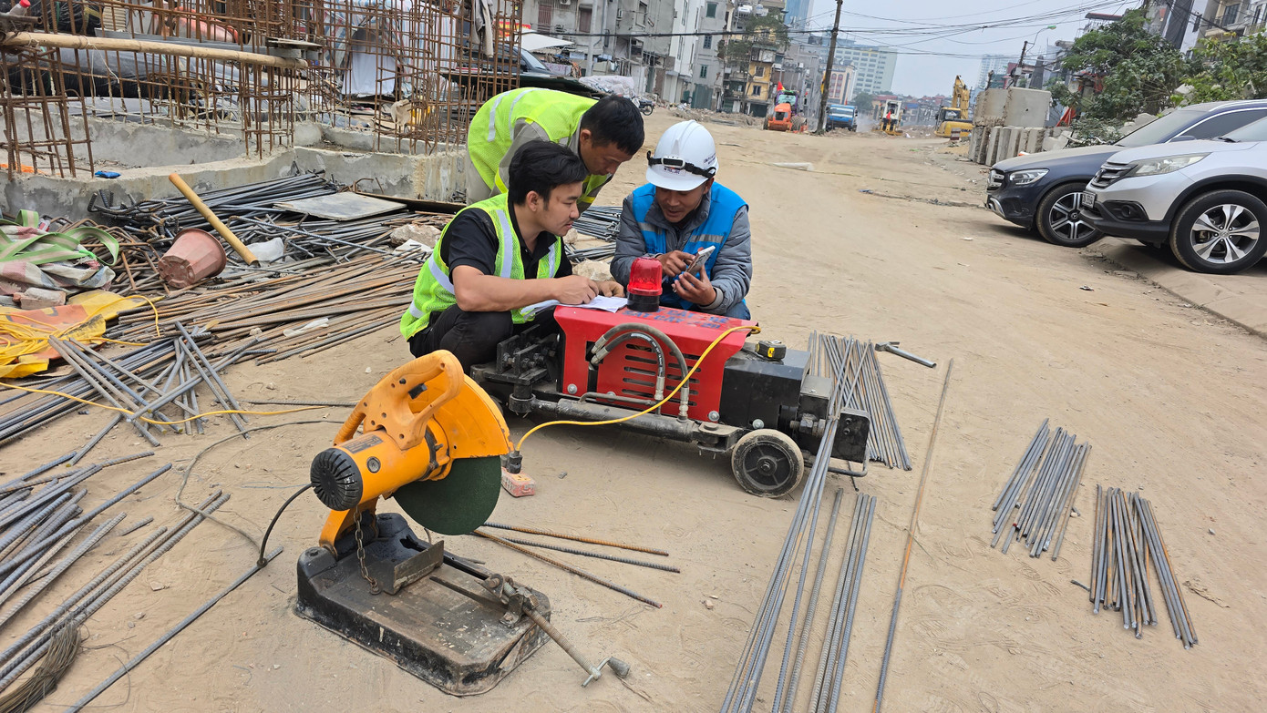 Hà Nội: Công nhân làm việc xuyên Tết trên công trường Vành đai 1 - Ảnh 7