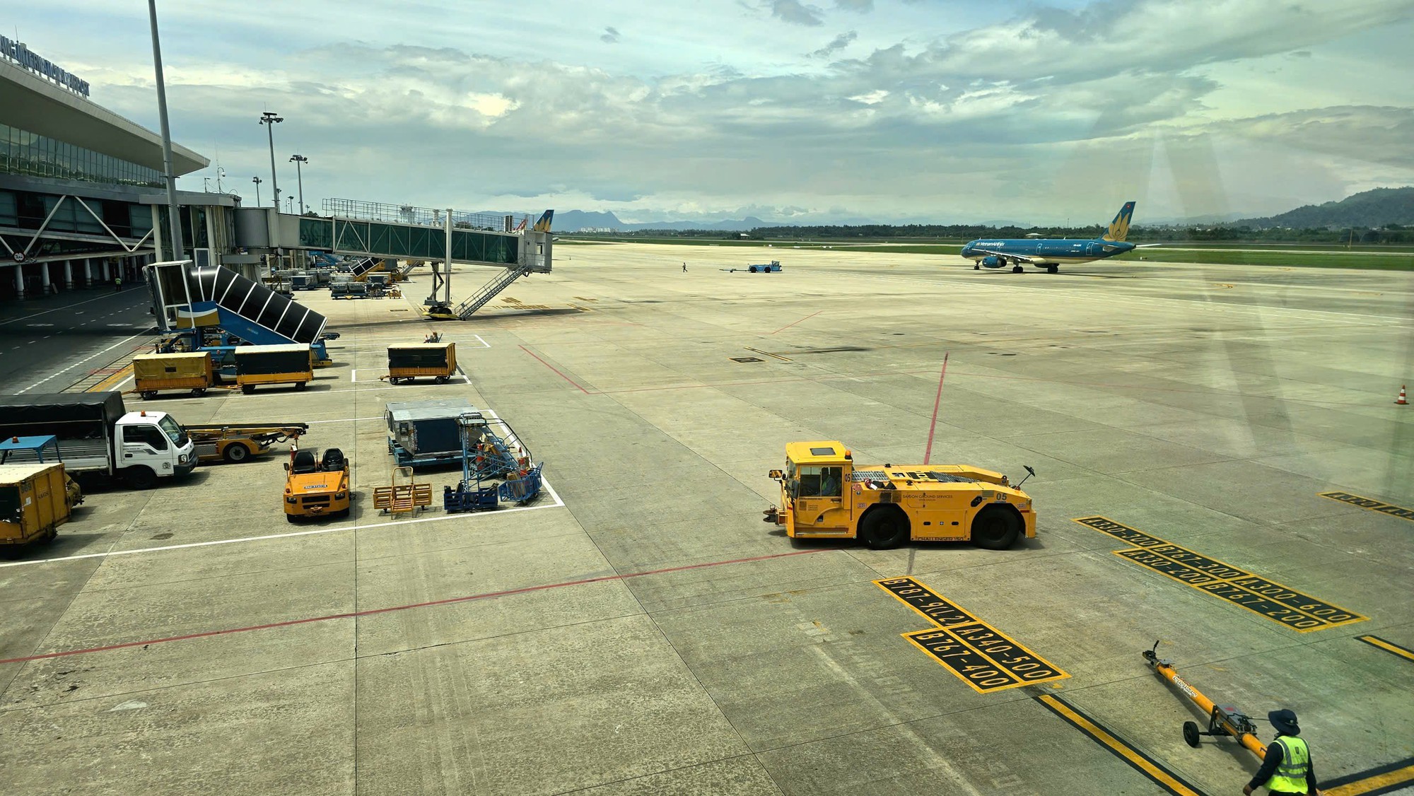 Flycam bay trái phép, đường băng sân bay Đà Nẵng phải tạm ngưng - Ảnh 1