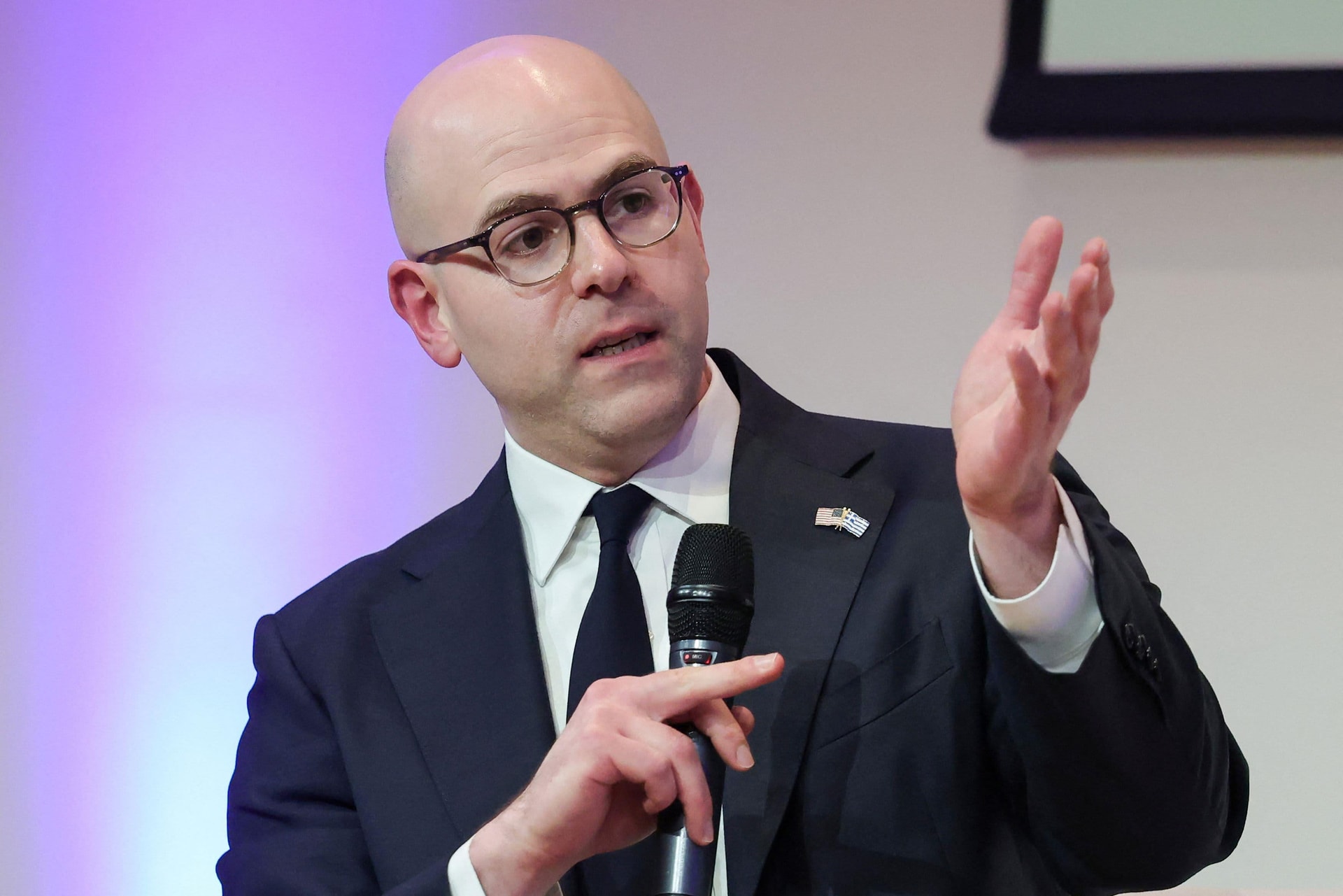 Quan chức Fed muốn mạnh tay cắt giảm lãi suất rời vị trí cấp cao trong chính quyền của ông Trump - Ảnh 1