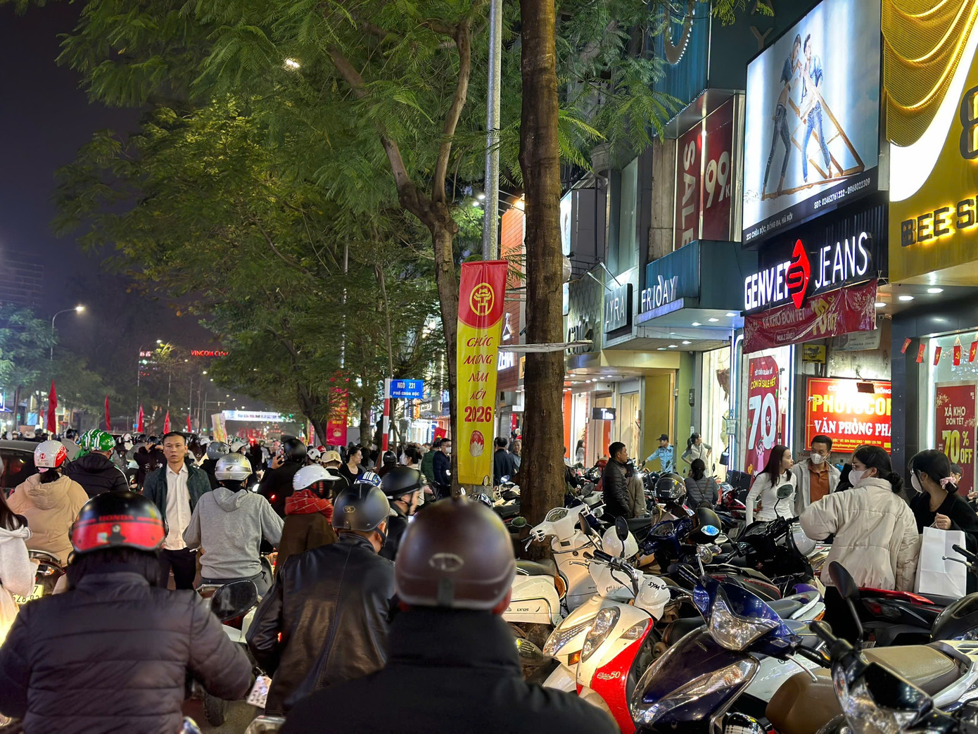 Người dân ào ào sắm Tết, siêu thị kín khách đến khuya - Ảnh 7