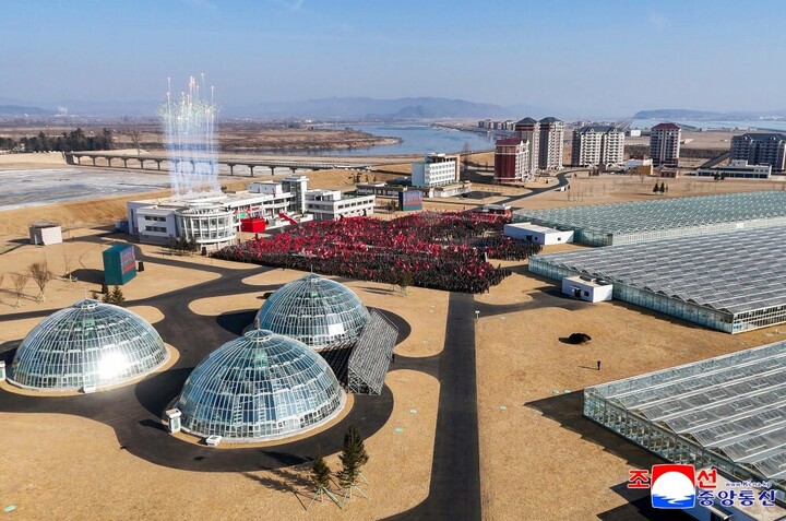 Ảnh hiếm trang trại nhà kính lớn nhất Triều Tiên - Ảnh 4