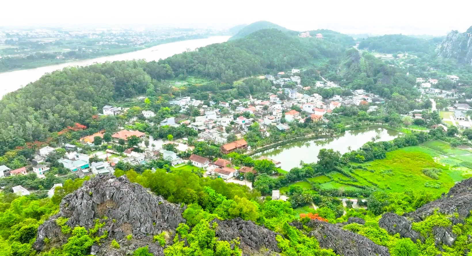 Làng cổ Đông Sơn - một trong 10 làng cổ đẹp nhất Việt Nam bên bờ sông Mã - Ảnh 1