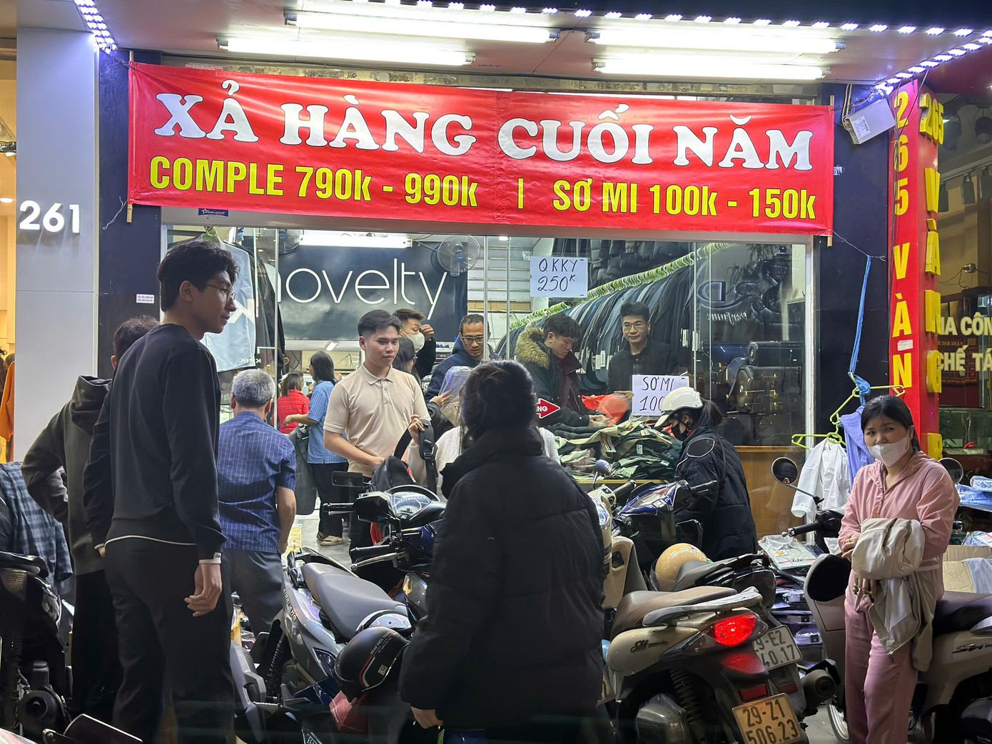 Người dân ào ào sắm Tết, siêu thị kín khách đến khuya - Ảnh 9