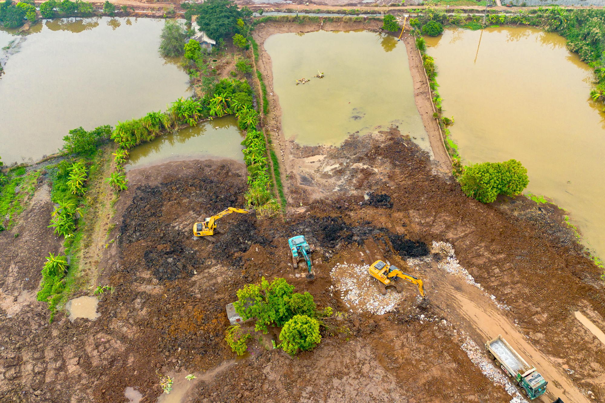 Toàn cảnh công trường sân vận động 60.000 chỗ lớn thứ 2 Việt Nam: Có mặt bằng "sạch" sau 2 tháng, máy móc phủ kín, sắp hoàn thành san lấp - Ảnh 11
