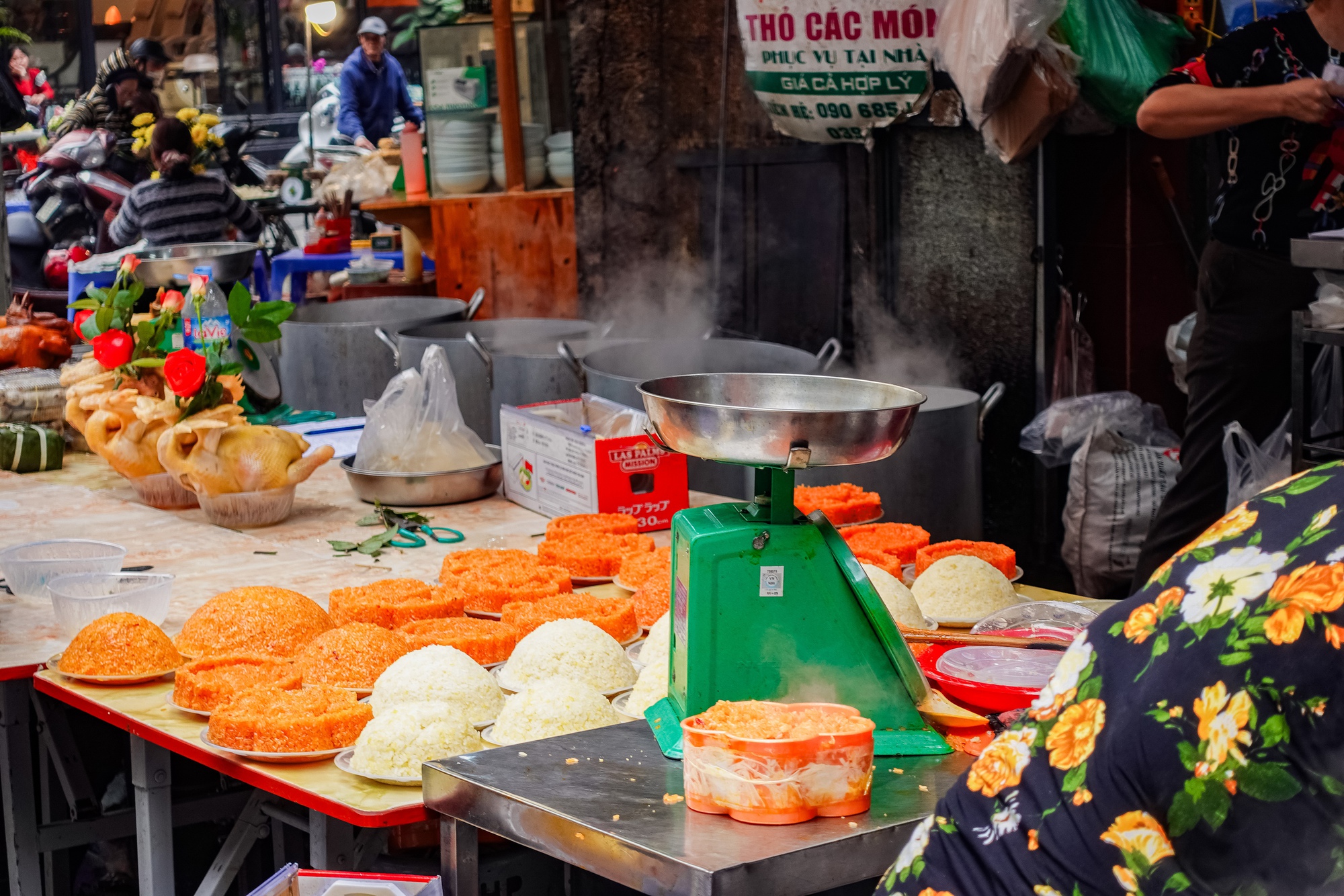 Gà luộc 1 triệu/con vẫn đổ xô mua - đây là khu chợ hot nhất Hà Nội hôm nay! - Ảnh 12