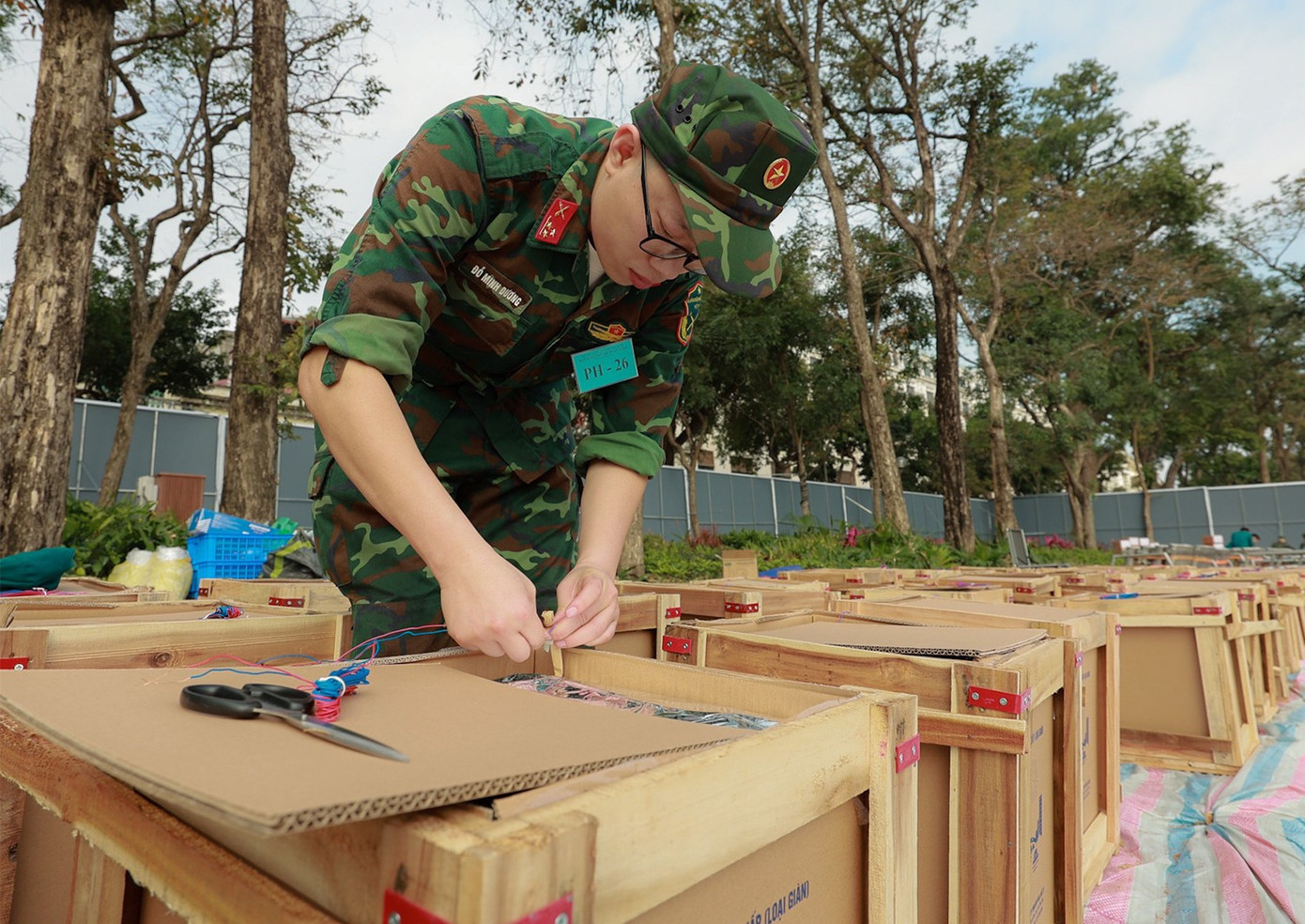 Trận địa pháo hoa bên Hồ Gươm sẵn sàng khai hỏa đón Giao thừa - Ảnh 7