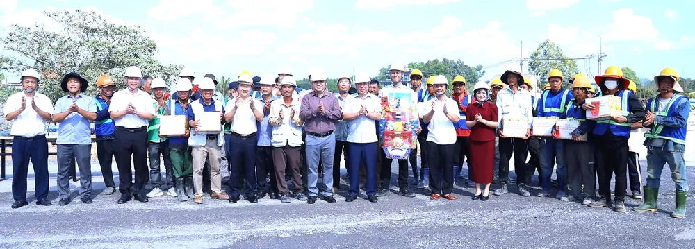 Chủ tịch UBND tỉnh Đồng Nai chúc tết công nhân thi công đường cao tốc Biên Hòa - Vũng Tàu - Ảnh 1
