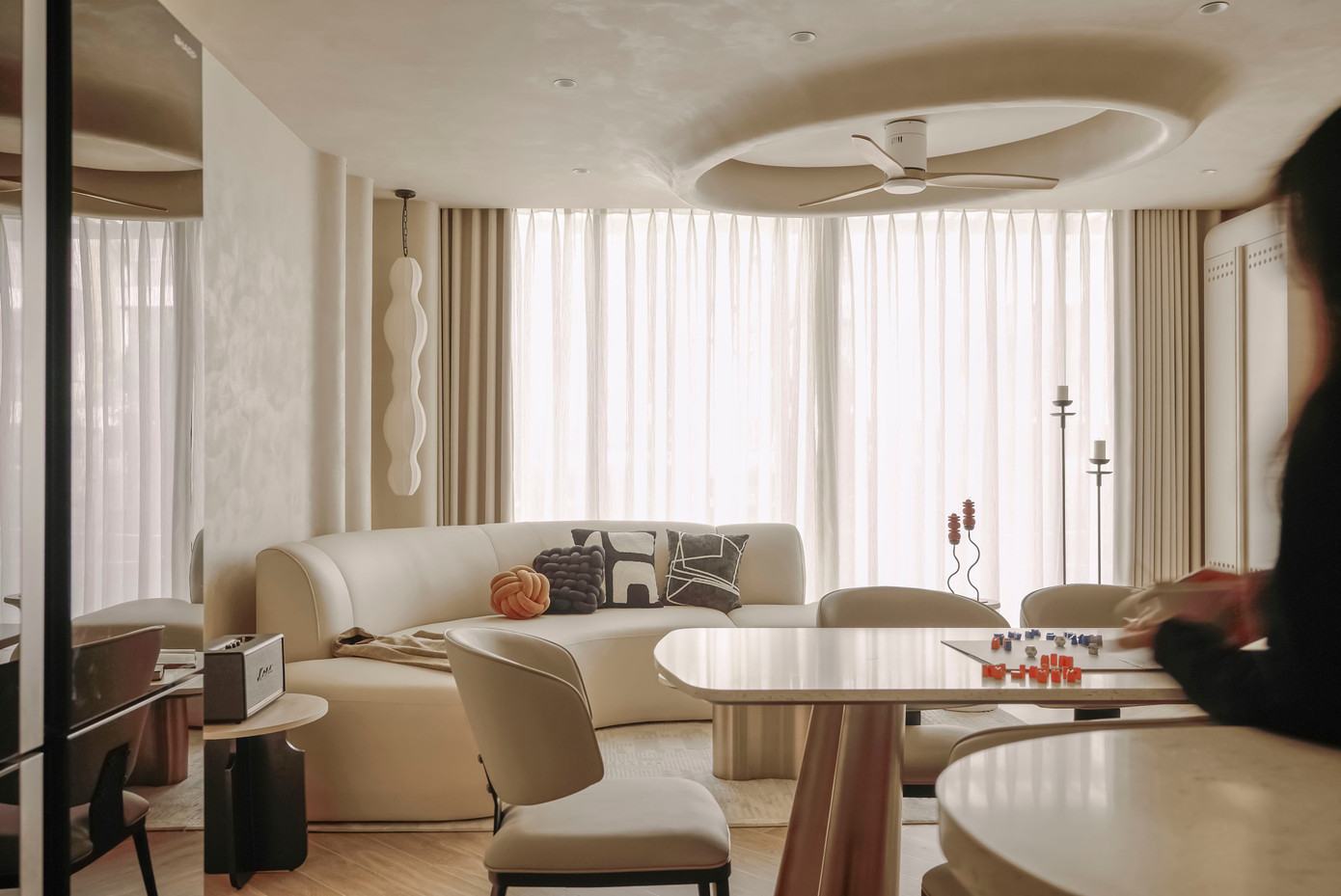 Tận dụng ánh sáng tự nhiên lan tỏa toàn bộ không gian của ngôi nhà hơn 120m2 - Ảnh 2