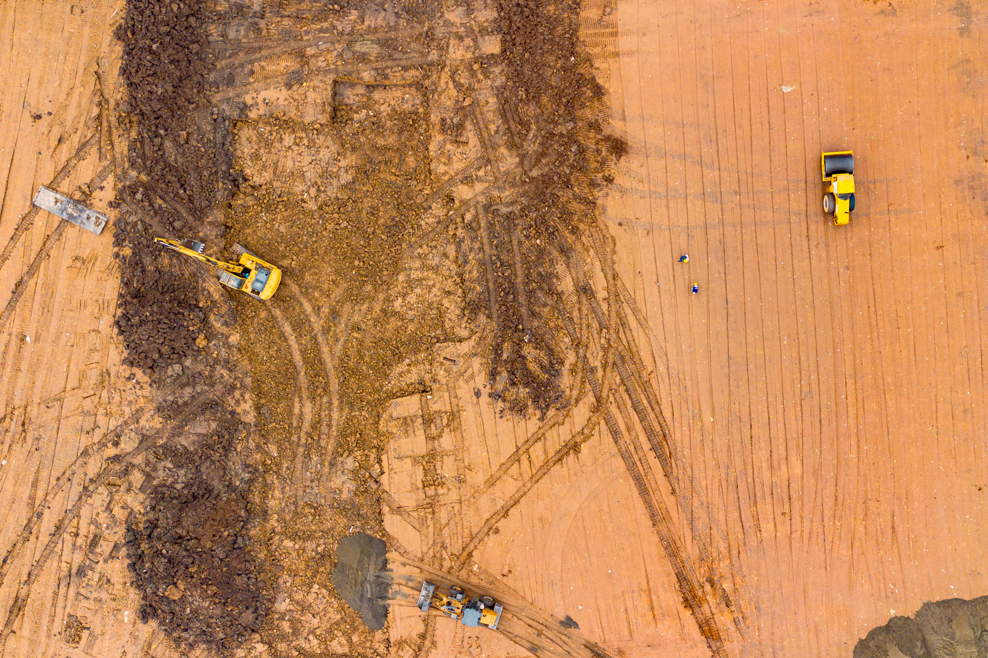 Toàn cảnh công trường sân vận động 60.000 chỗ lớn thứ 2 Việt Nam: Có mặt bằng "sạch" sau 2 tháng, máy móc phủ kín, sắp hoàn thành san lấp - Ảnh 12