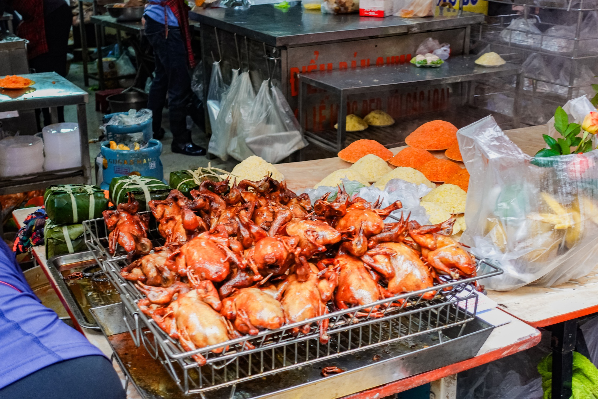 Gà luộc 1 triệu/con vẫn đổ xô mua - đây là khu chợ hot nhất Hà Nội hôm nay! - Ảnh 13