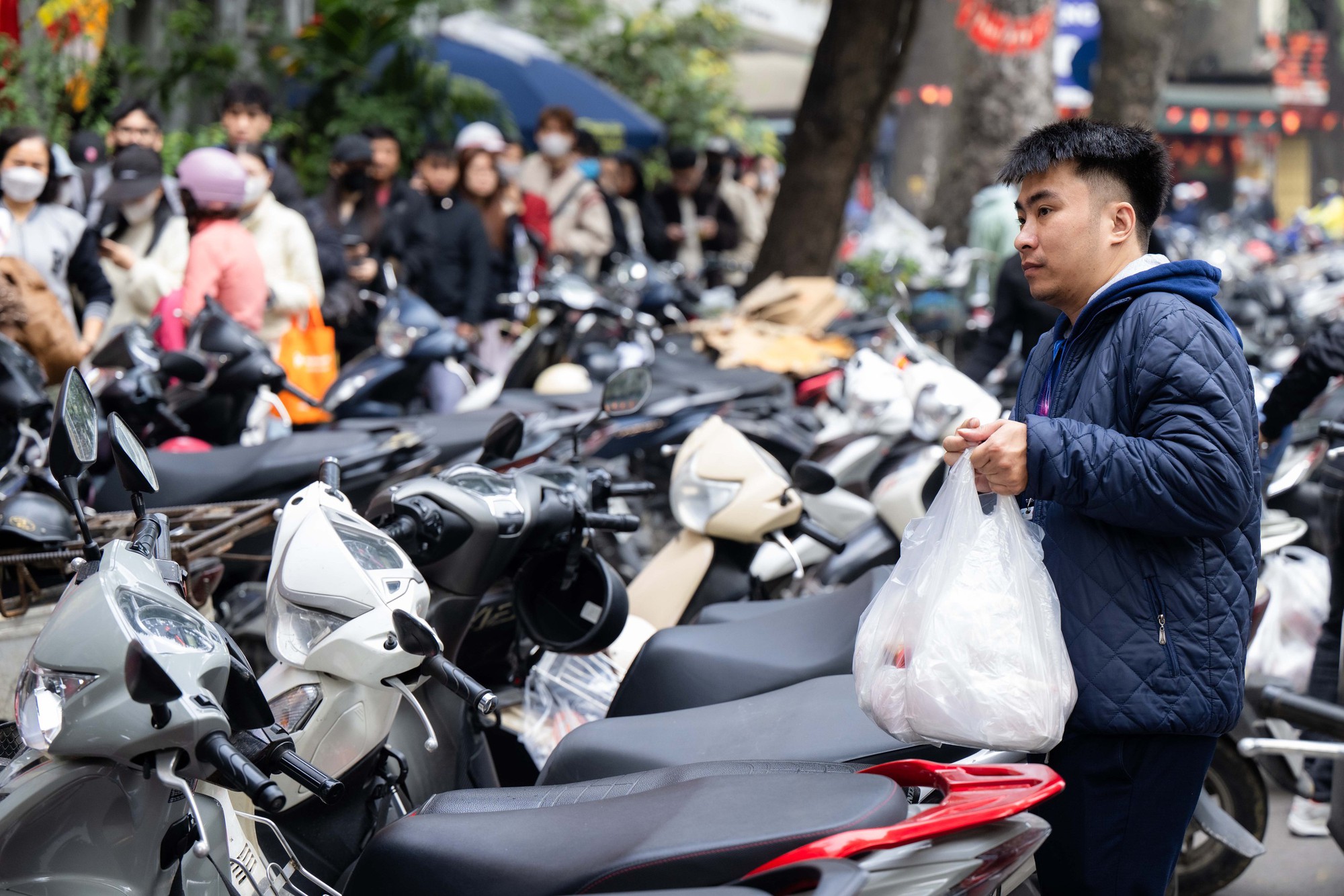 Xếp hàng cả trăm mét mua nem chua ở Hà Nội: Người phải chờ 50 khách, kẻ được "chen hàng" nhờ tấm thẻ đặc biệt - Ảnh 11
