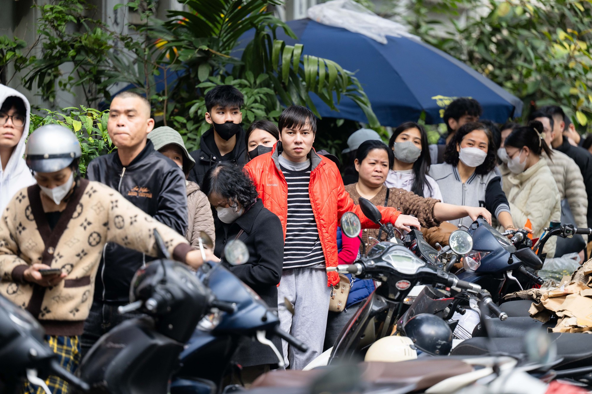 Xếp hàng cả trăm mét mua nem chua ở Hà Nội: Người phải chờ 50 khách, kẻ được "chen hàng" nhờ tấm thẻ đặc biệt - Ảnh 14